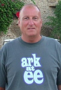 A Bristolian wearing a "ark at ee" Bristol T-Shirt, screen printed in Bristol by Bristol Clothing